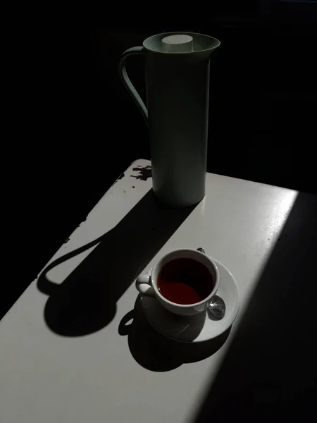 カフェでのティータイム厳しい影を持つハードライト — ストック写真