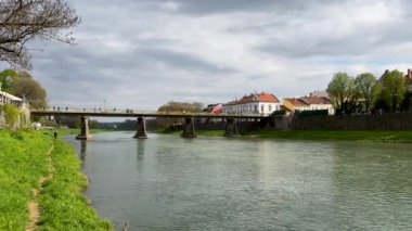 Güzel bir bahar gününde Uzhhorod yaya köprüsü. Uzhhorod, Transcarpathia 'daki Uzh nehri üzerindeki köprü. Yüksek kalite 4k görüntü