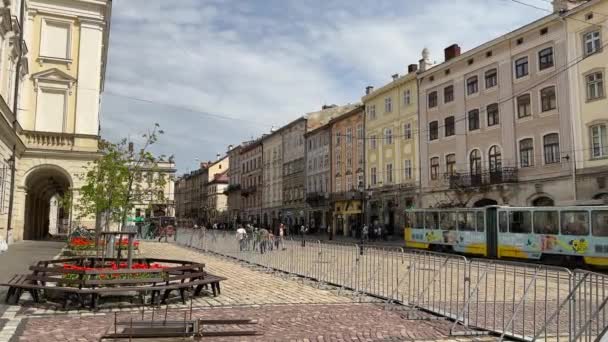 Lviv Ucrania Mayo 2023 Ciudadanos Turistas Caminan Descansan Plaza Del — Vídeos de Stock