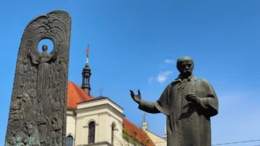 Lviv, Ukrayna - Mayıs 2023: Svoboda Bulvarı 'nda Ukraynalı şair Taras Grigorievich Shevchenko anıtı.