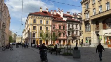 Lviv, Ukrayna - Mayıs 2023 Lviv 'deki bir pazar meydanında çiçekli fener. Yüksek kalite 4k görüntü