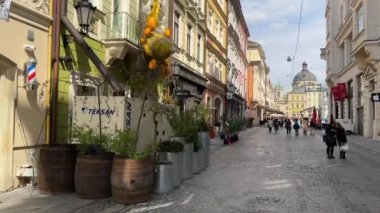 Lviv, Ukrayna - Mayıs 2023: Pazar Meydanı ve Katedral Meydanı 'nda kuleden Latin Katedrali. Yüksek kalite 4k görüntü
