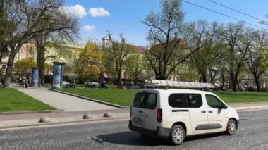 Lviv, Ukrayna - Mayıs 2023: Güneşli bir günde Lviv meydanında yürüyen insanlar.