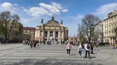 Lviv, Ukrayna - Mayıs 2023: Ünlü Lviv Ulusal Akademik Opera ve Bale Tiyatrosu yakınında yürüyen insanlar. Yüksek kalite 4k görüntü