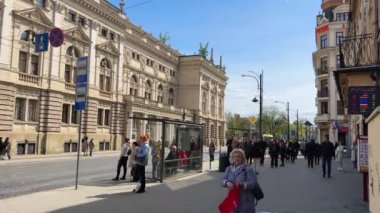 Lviv, Ukrayna - Mayıs 2023: Lviv sokaklarında yürüyen insanlar. Yüksek kalite 4k görüntü