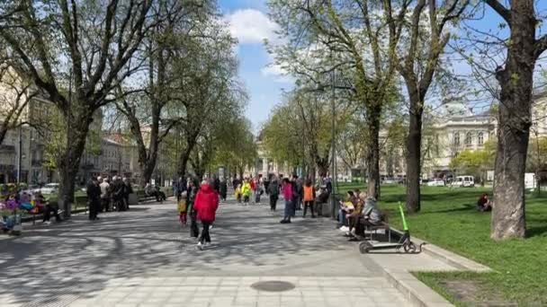 Lviv Ucrânia Maio 2023 Pessoas Caminhando Relaxando Parque Perto Teatro — Vídeo de Stock