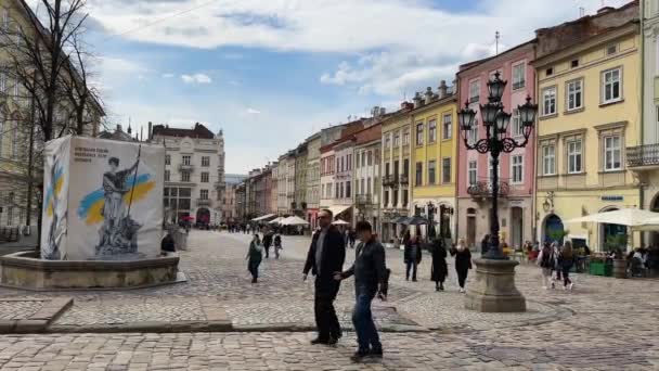 Lviv Ουκρανία Μάιος 2023 Τουρίστες Πόδια Στην Πλατεία Της Αγοράς — Αρχείο Βίντεο