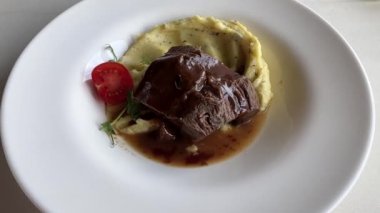 Yer mantarı püresi ve soslu dana yanağı. Restoran yemeği konsepti. Restoranda yemek hazırlamak ve servis etmek. Yüksek kalite 4k görüntü