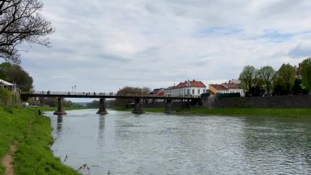 Πεζόδρομος Γέφυρα Στην Αποβάθρα Του Ποταμού Uzh Διάσημο Τουριστικό Θέαμα — Αρχείο Βίντεο