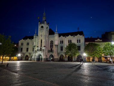 Ukrayna, Mukachevo - Mayıs 2023: Geceleyin Ratusha Belediye Binası 'nın dış görünüşü.