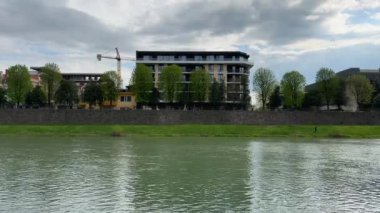 Uzhhorod, Ukrayna - Mayıs 2023: Bulutlu bir günde Uzh Nehri setinin akşam manzarası.
