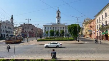 Ukrayna, Chernivtsi - Haziran 06, 2023: Güneşli bir günde Chernivtsi Belediye Binası.