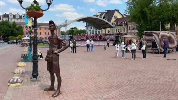 Ukraina Kamyanets Podilsky Czerwca 2023 Ludzie Chodzą Pobliżu Ratusza Historycznej — Wideo stockowe