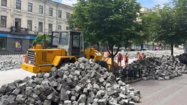 Kyiv, Ukrayna - Haziran 09, 2023: İşçiler Kyiv 'in merkezinde asfalt bir yol restore ettiler. Yüksek kalite 4k görüntü