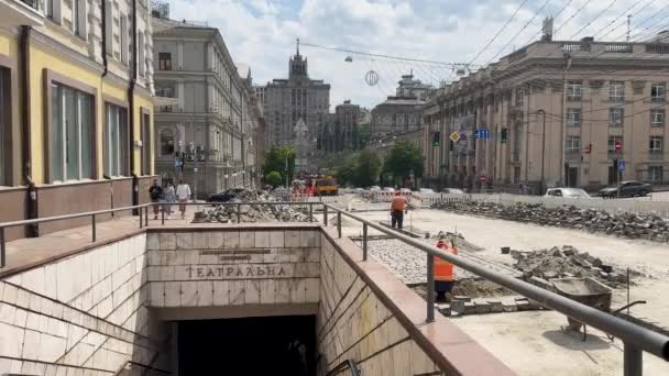 Kyiv Ukraine June 2023 Workers Restore Paved Road Center Kyiv — Stock Video