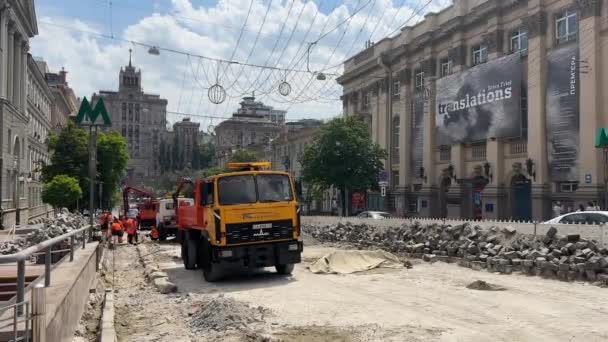 Κίεβο Ουκρανία Ιούνιος 2023 Εργαζόμενοι Αποκαθιστούν Ένα Ασφαλτοστρωμένο Δρόμο Στο — Αρχείο Βίντεο