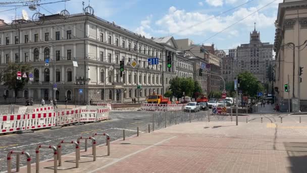 Kiev Ucrânia Junho 2023 Trabalhadores Restauram Uma Estrada Pavimentada Centro — Vídeo de Stock