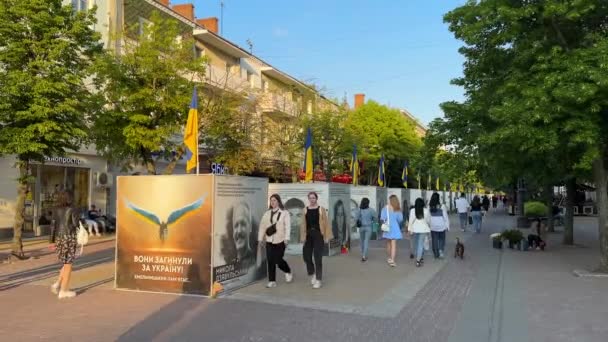 乌克兰赫梅利尼茨基 2023年5月9日 为俄罗斯 乌克兰战争中阵亡士兵安装装置 赫梅利尼茨基市的居民走在市中心的步行街上 — 图库视频影像