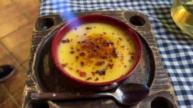 Lokantada karamelize şekerli creme brulee.