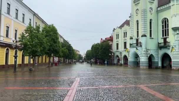Ukraina Mukaczewo Czerwca 2023 Historyczne Centrum Deptaku Mieście Mukaczewo Deszczowe — Wideo stockowe