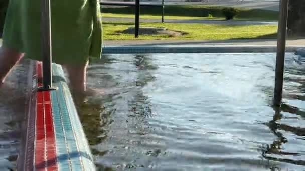 Mensen Oefenen Kneipp Water Zwembaden Stappen Een Waterstroom Cursus — Stockvideo