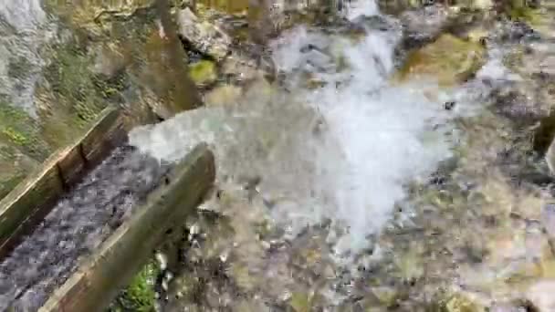 Agua Limpia Manantial Montaña Vista Desde Arriba — Vídeos de Stock