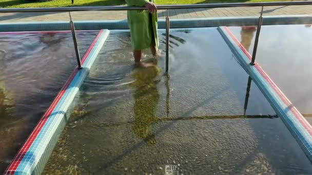 Människor Promenader Kneipp Pool Stepping Pooler Promenader Spa Wellness Resort — Stockvideo