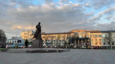 Ukrayna, Rivne - Mayıs 2023: Taras Shevchenko anıtıyla Rivne kentinin merkez meydanı, bayraklar sallıyor ve yürüyen insanlar. Yüksek kalite 4k görüntü