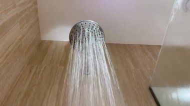 Lüks modern banyo çalışan duş buharlaşma buharlaşması hava fotokopi alanını kapatıyor.