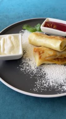 Süzme peynirli kremalı krep tabakta pudra şekeri. Sağlıklı spor kahvaltısı.