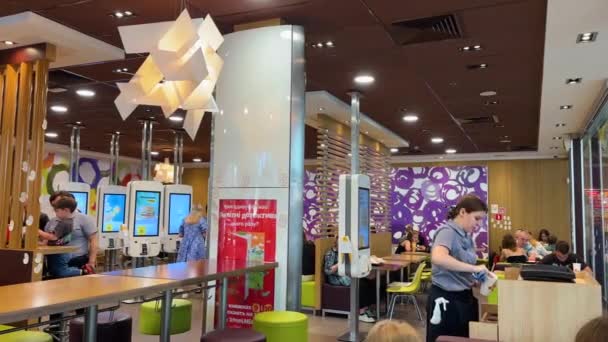 우크라이나 Zhytomyr 2023 맥도날드 패스트 레스토랑 사람들이 디지털 화면에 캐시없이 — 비디오