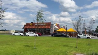 Ukrayna, Zhytomyr: 21 Temmuz 2023: McDonalds M-06 Kiev otoyolu boyunca Zhytomyr yakınlarında bir restoran açtı - Chop.