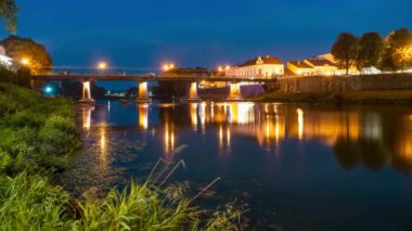 Uzhgorod Ukrayna nehri üzerindeki yaya köprüsünün gece görüntüsü.