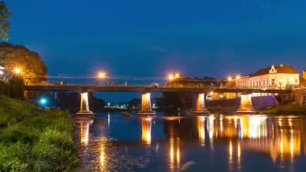 Uzhgorod Πεζογέφυρα Όμορφο Νυχτερινό Φωτισμό Άνθρωποι Περπατούν Κατά Μήκος Της — Αρχείο Βίντεο
