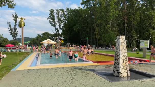 乌克兰外喀尔巴阡山脉科松 2023年8月14日 人们在Kneipp游泳池的台阶池中散步 漫步在温泉疗养胜地 — 图库视频影像