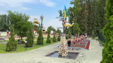 Koson, Transcarpathia, Ukrayna - 14 Ağustos 2023: Eğlence kompleksi Kosino. Termal su Karpatlar 'ın termal suyu. Yüksek kalite 4k görüntü