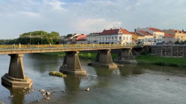 Güzel bir yaz gününde Uzhhorod yaya köprüsü. Uzhhorod, Transcarpathia 'daki Uzh nehri üzerindeki köprü. Yüksek kalite 4k görüntü
