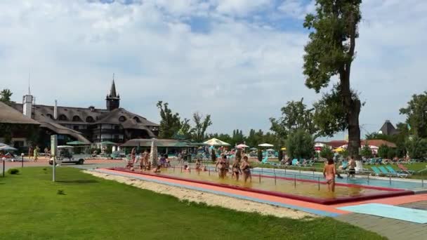 Koson Transcarpathia Oekraïne Augustus 2023 Mensen Wandelen Kneipp Zwembad Stepping — Stockvideo