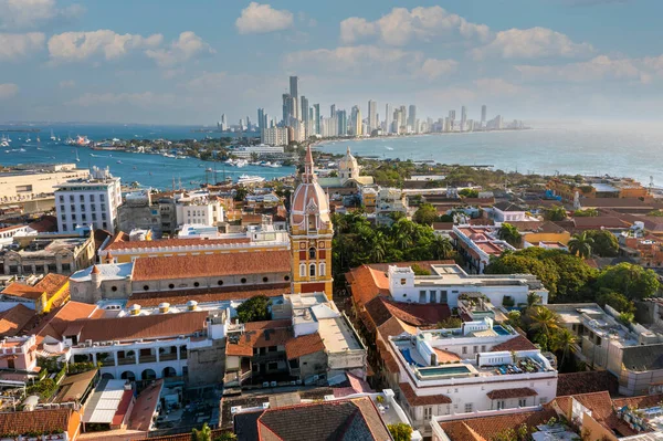Τειχισμένη Παλιά Πόλη Της Cartagena Indias Αντίθεση Σύγχρονο Ορίζοντα Της Royalty Free Εικόνες Αρχείου