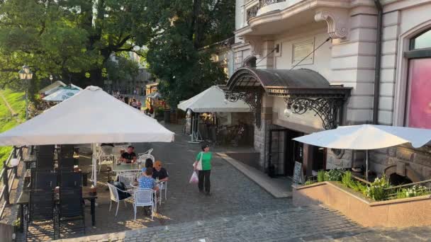 Ужгород Україна Серпня 2023 Року Люди Ходять Відпочивають Кафе — стокове відео