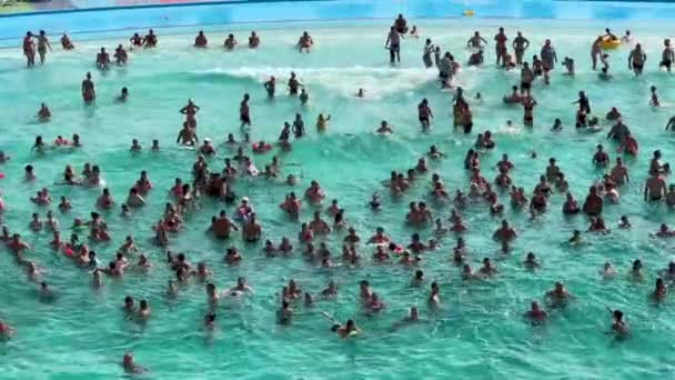 Grand Groupe Personnes Profitant Une Piscine Vagues Aquapark Images Haute — Video