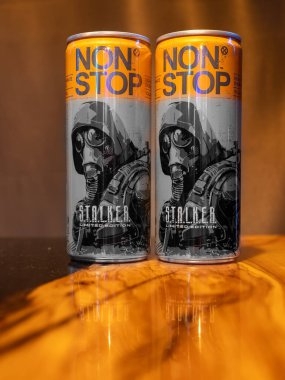 Kyiv, Ukrayna - 02 Eylül 2023: Cans No Stop Stalker enerji içeceği fotokopi alanı arka planı.