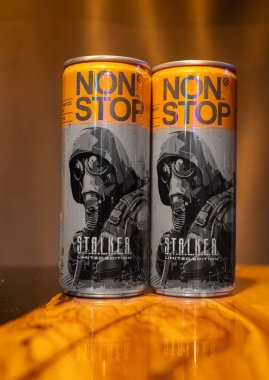 Kyiv, Ukrayna - 02 Eylül 2023: Cans No Stop Stalker enerji içeceği fotokopi alanı arka planı.