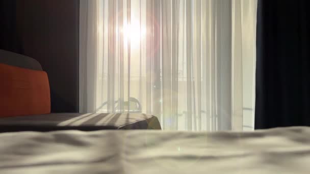 Сонячний Вигляд Висотного Вікна Спальні Ранковому Сяйві Лінзи — стокове відео