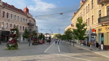 Uzhhorod, Ukrayna - 18 Ağustos 2023: Uzhgorod halkı yayaya doğru ilerliyor. 