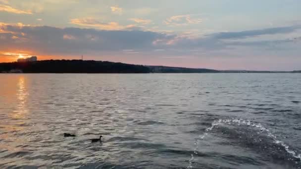 テルノピル湖のエンバンクメントと夕日の夕日と空 — ストック動画