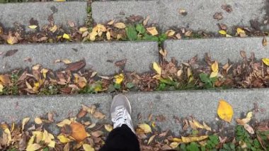 POV adamı merdivenlerden iniyor. Hareketli üst görünüm..