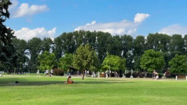 Ukrayna, Zhytomyr: 21 Temmuz 2023: McDonalds M-06 Kiev otoyolu boyunca Zhytomyr yakınlarında bir restoran açtı - Chop.