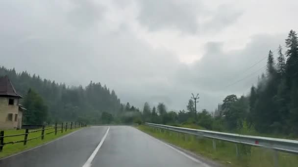 Straße Durch Den Bergwald Bei Regentag Ich Perspektive Arbeit Von — Stockvideo