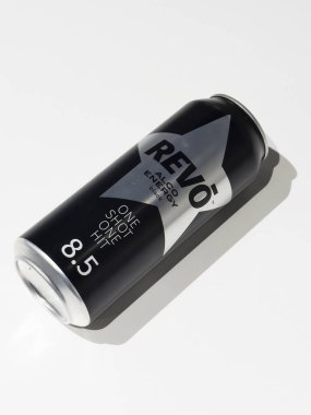Kyiv, Ukrayna - 03 Şubat 2024: REVO ALCO ENERGY Siyah 0.5l.